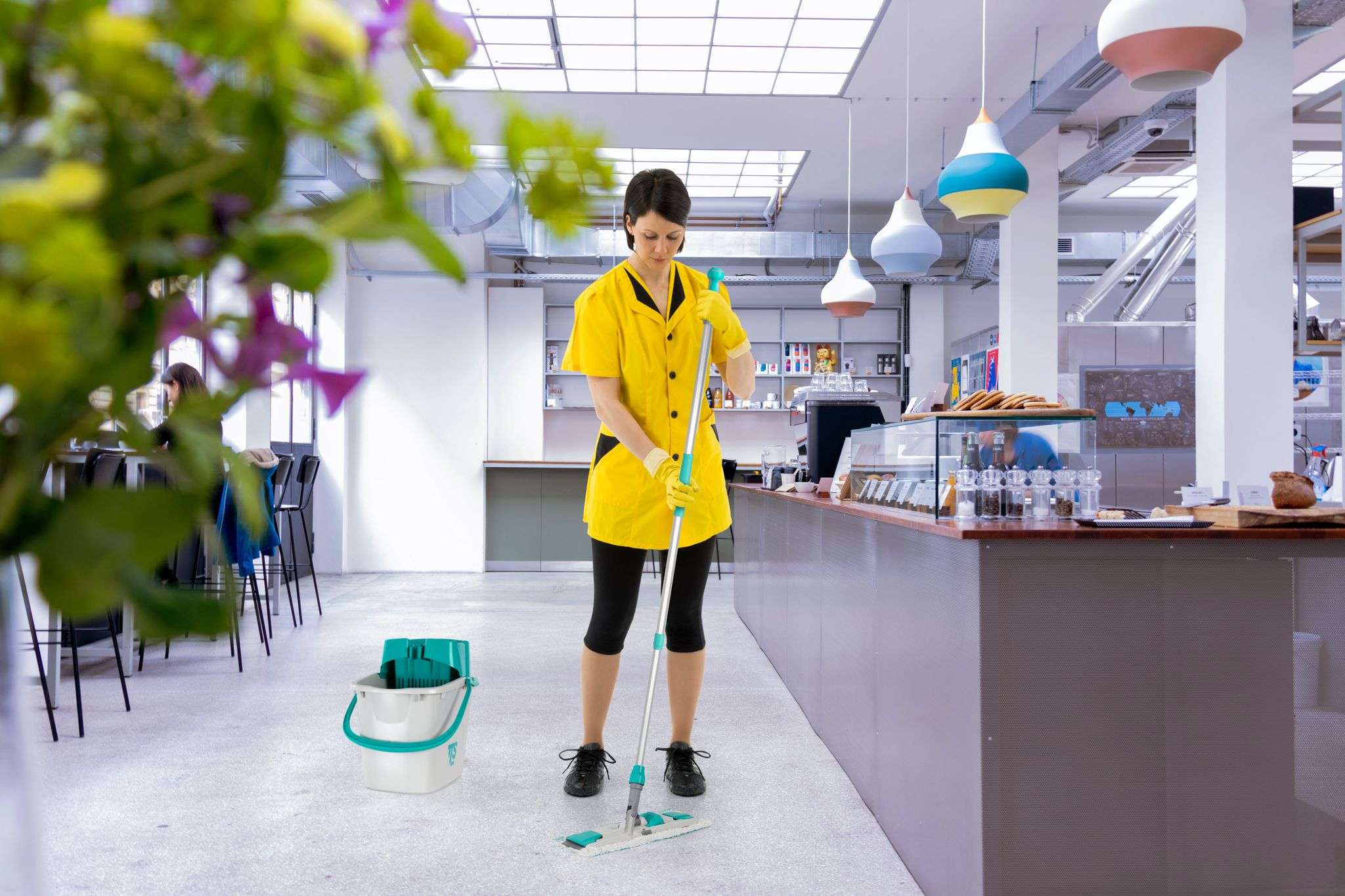 <span style="color: #ff0000;">NO Mop Handle.</span> Compatible with 690V001044 or 690G001041. Mop and Bucket Yellow Kit: Uni Junior frame with ring nut, 35 cm Soft Band flat mop, 14 L single mop bucket with wringer. The kit is designed for semi-professional, high-performance cleaning of horizontal and vertical surfaces in residential and commercial settings. TTS® Uni Junior Mop and Bucket Yellow Kit- Uni Junior frame with Ring Nut, 35cm Flat Mop, and 14L Single Bucket with Wringer